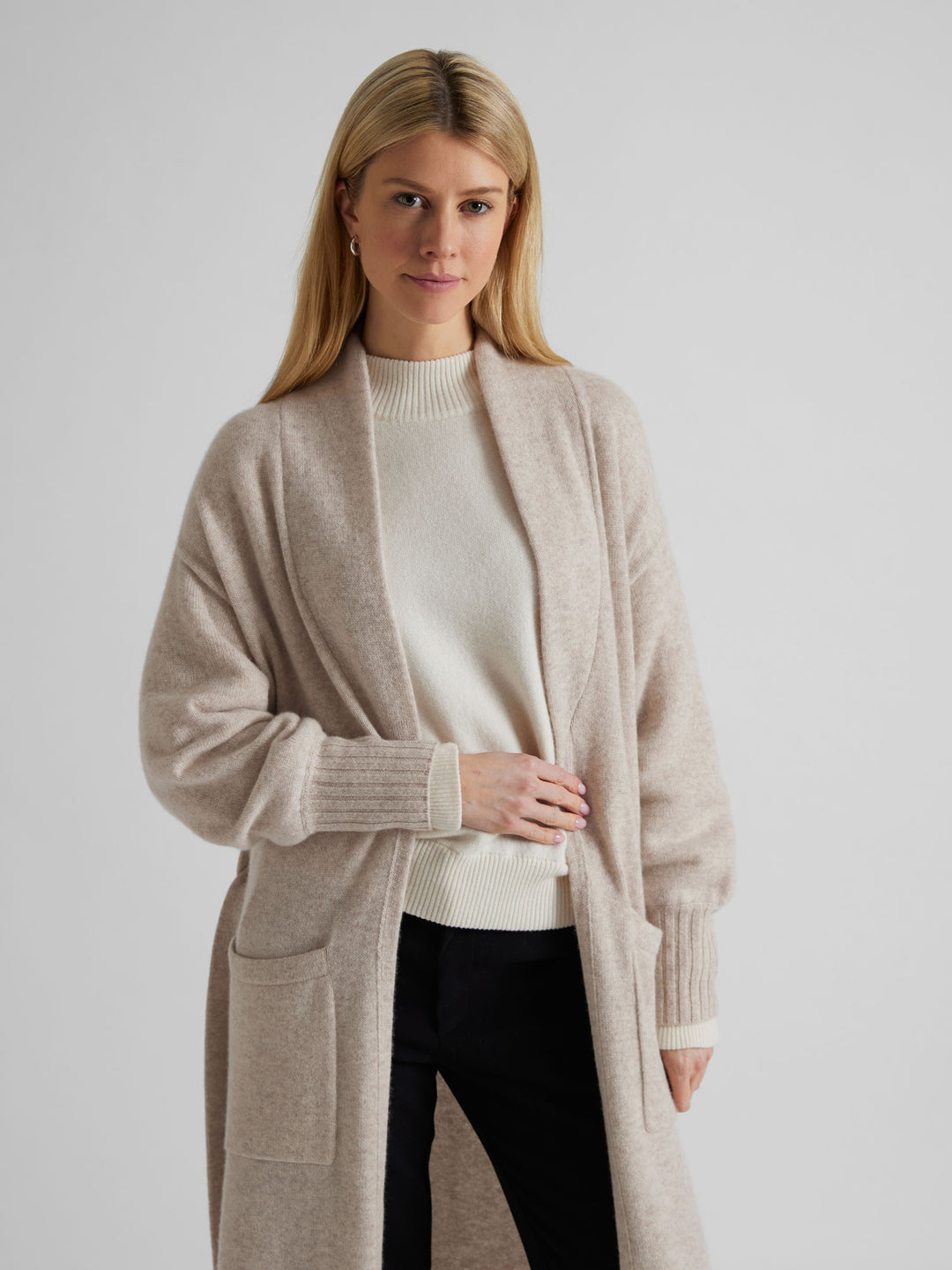 Kashmirjakke "Trench" I 100% ren kasjmirull. Norsk design fra Kashmina. Farge: Beige.