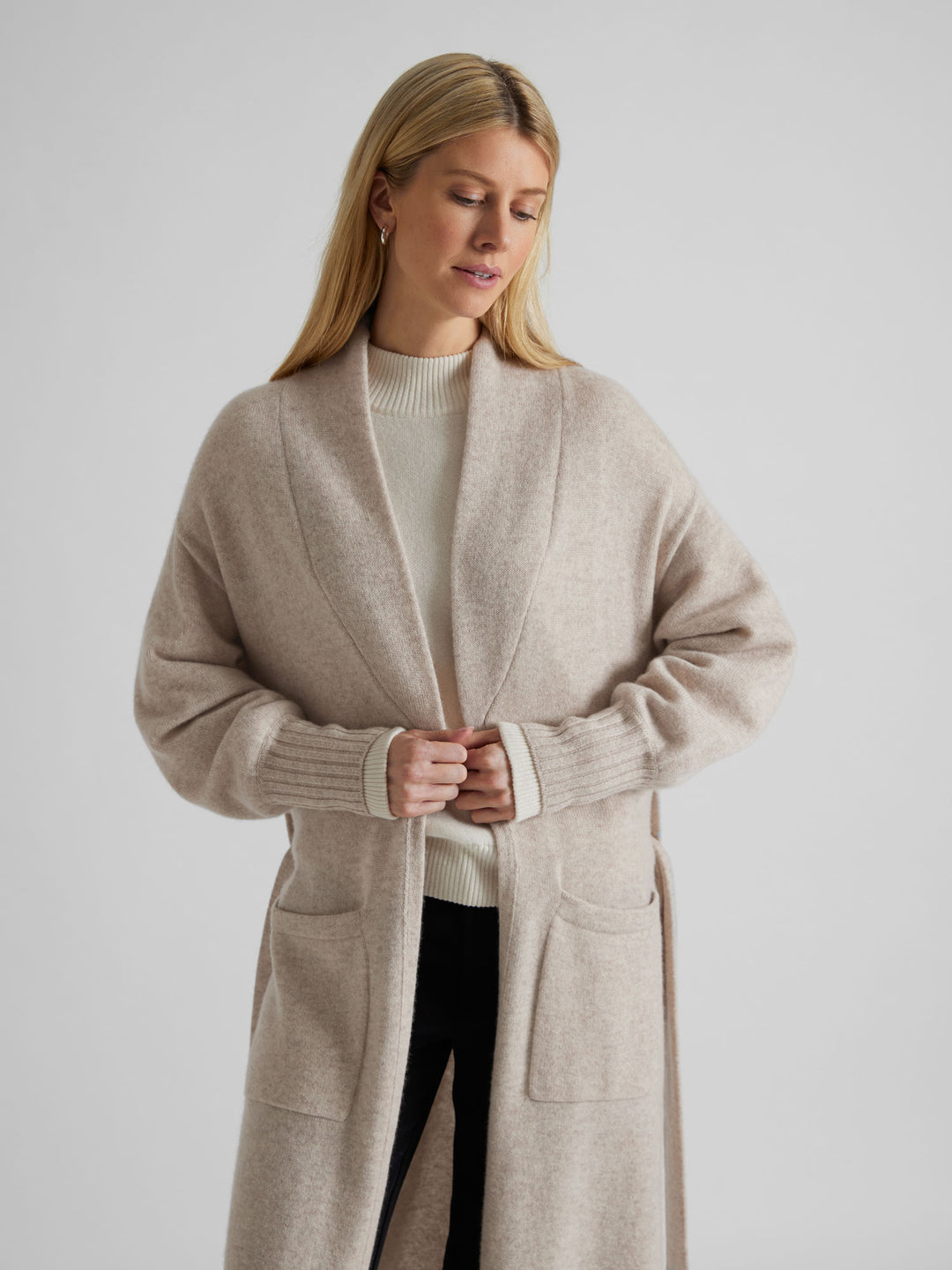 Kashmirjakke "Trench" I 100% ren kasjmirull. Norsk design fra Kashmina. Farge: Beige.