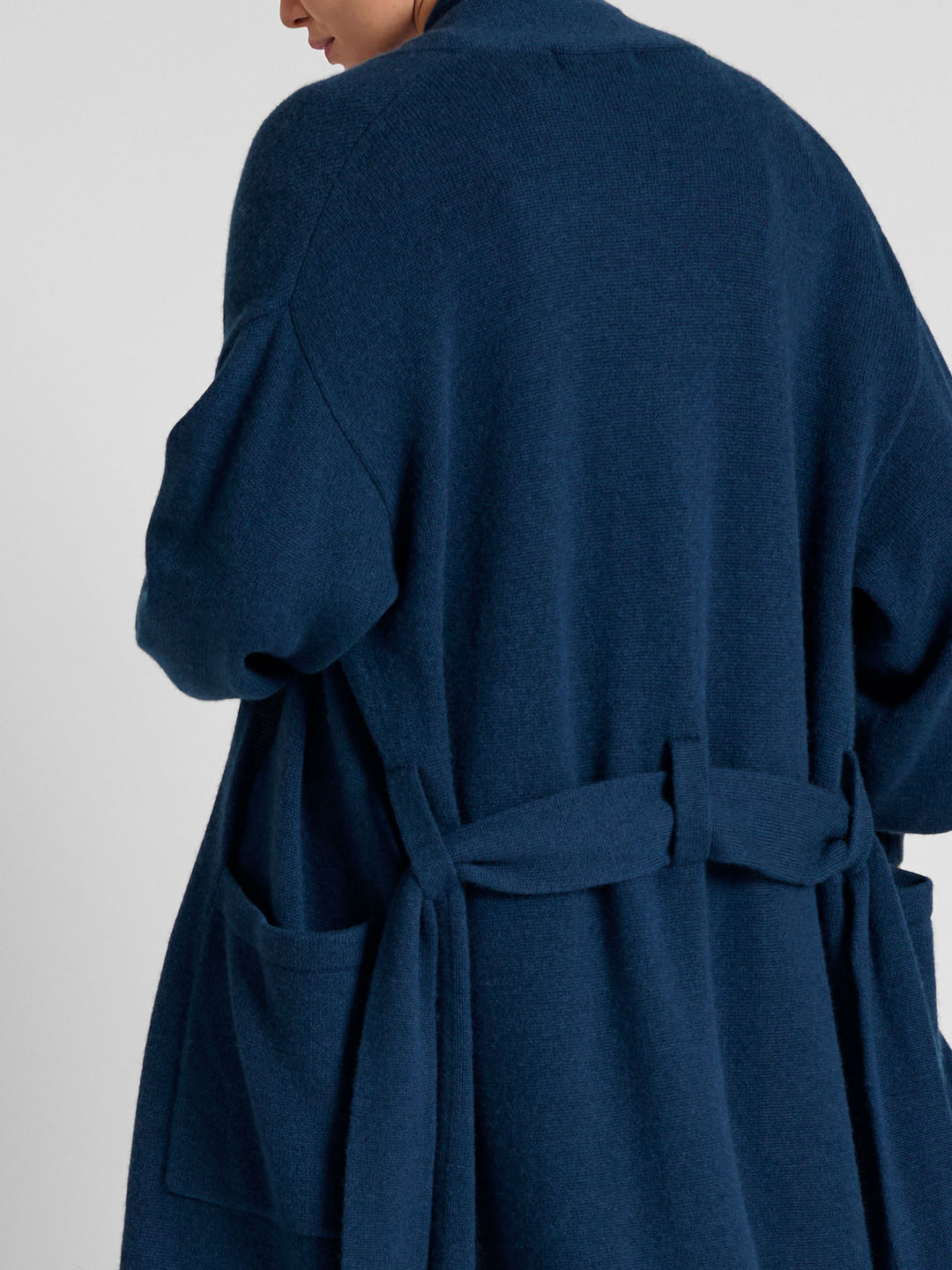 Kashmir cardigan "Trench" I 100% ren Kasjmir. Norsk design fra Kashmina. Farge: Mountain Blue.