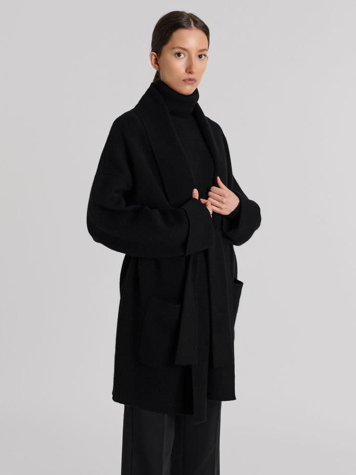 Kashmir kåpe/jakke "Liv" i 100% ren cashmere. Norsk design fra Kashmina. Farge: Sort.