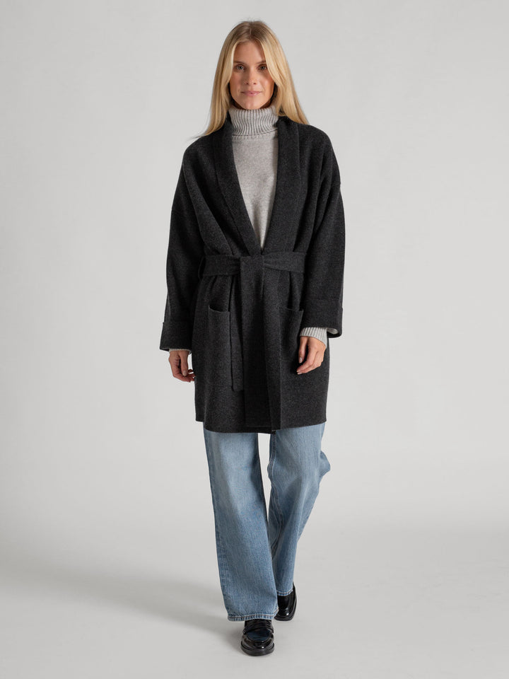 Kashmirjakke "Liv" i 100% ren kasjmirull. Norsk design fra Kashmina. Farge: Koksgrå.
