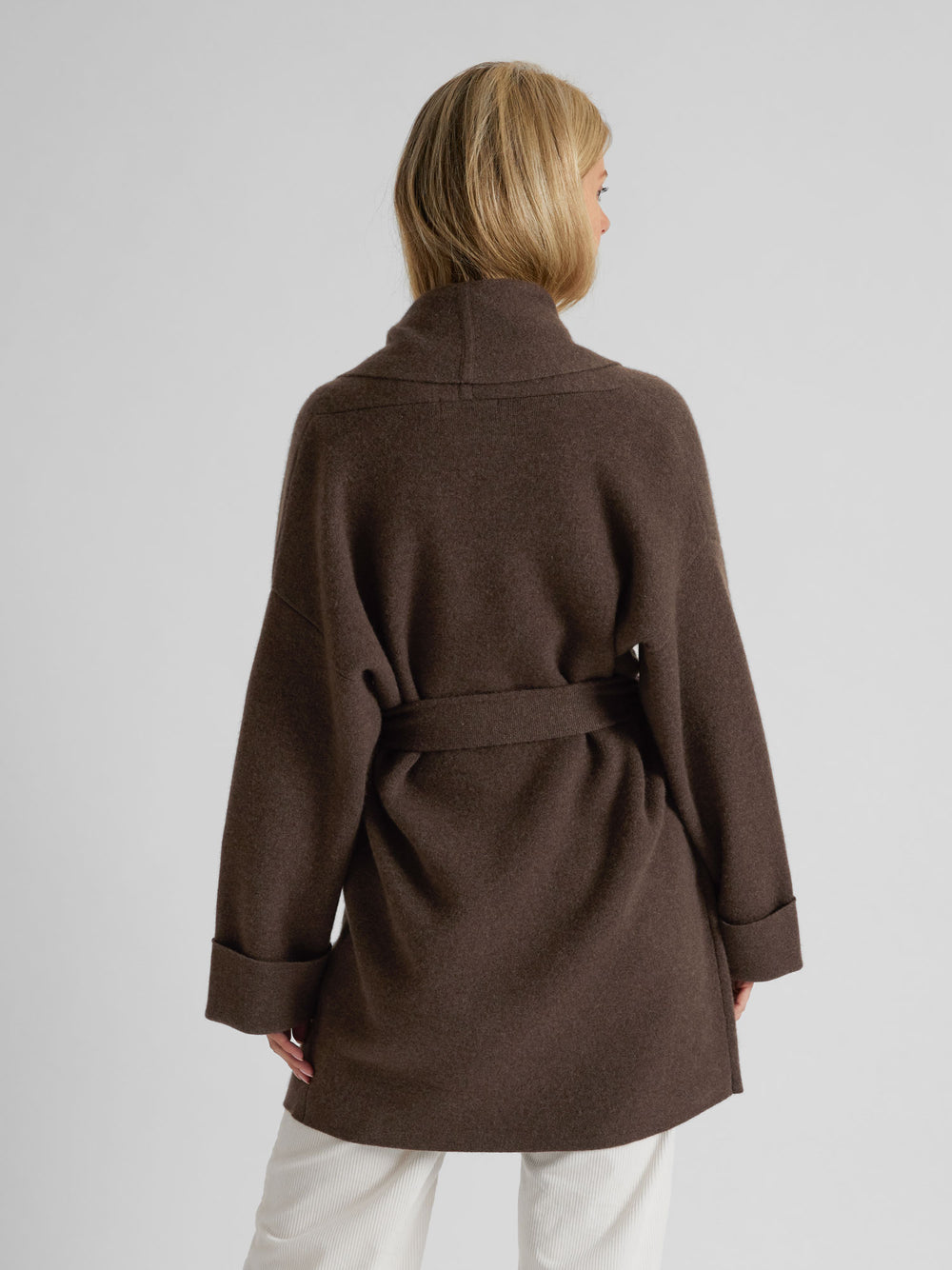 Kashmirjakke "Liv" i 100% ren kasjmirull. Norsk design fra Kashmina. Farge: Dark Brown.