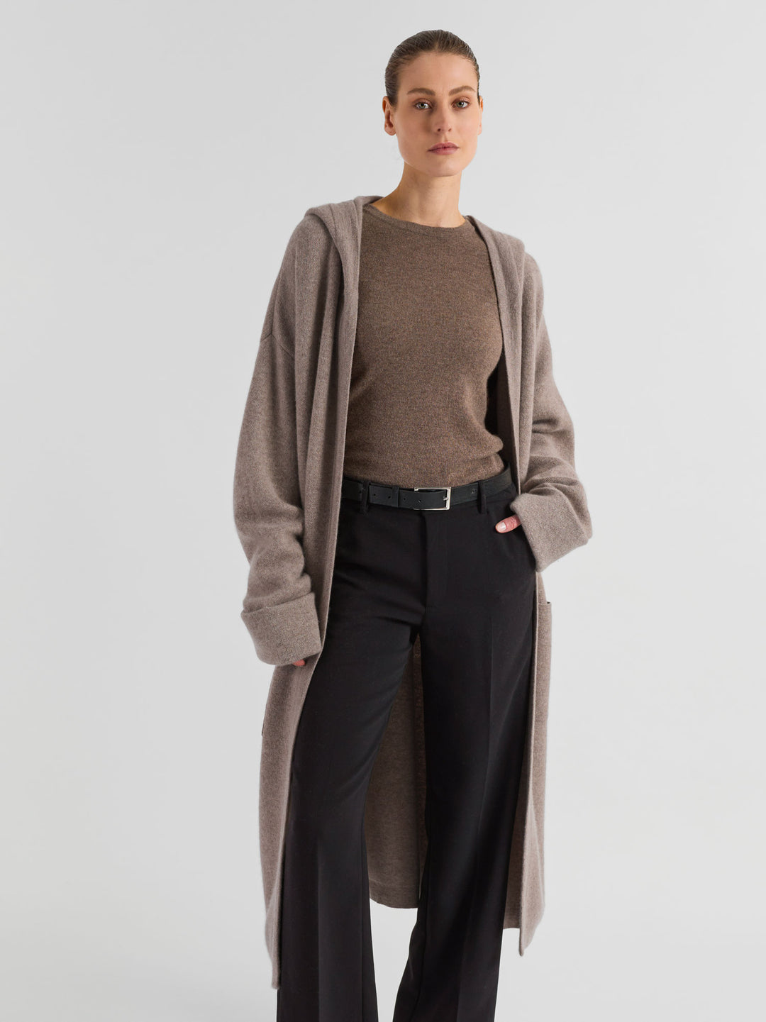 Kashmirkåpen "Nora" i 100% ren kashmir, Norsk design fra Kashmina. Farge: Toast, melert lys brun.