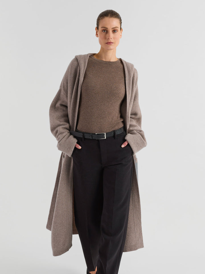 Kashmirkåpen "Nora" i 100% ren kashmir, Norsk design fra Kashmina. Farge: Toast, melert lys brun.