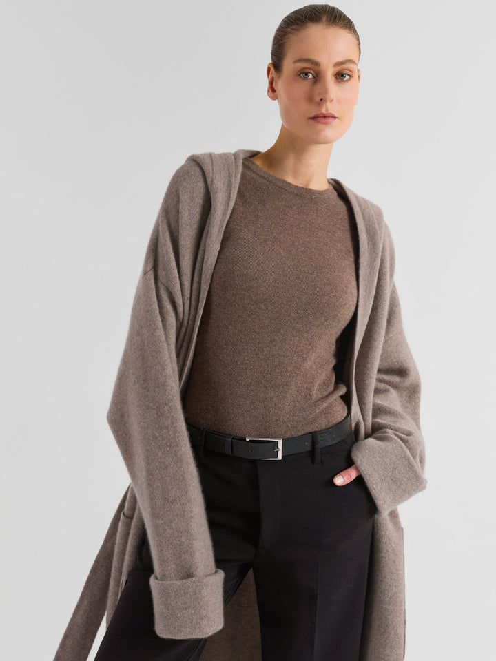 Kashmirkåpen "Nora" i 100% ren kashmir, Norsk design fra Kashmina. Farge: Toast, melert lys brun.