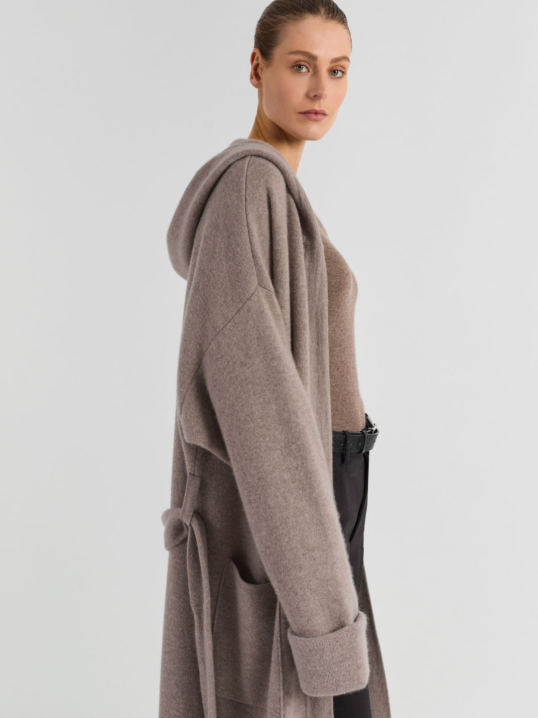 Kashmirkåpen "Nora" i 100% ren kashmir, Norsk design fra Kashmina. Farge: Toast, melert lys brun.