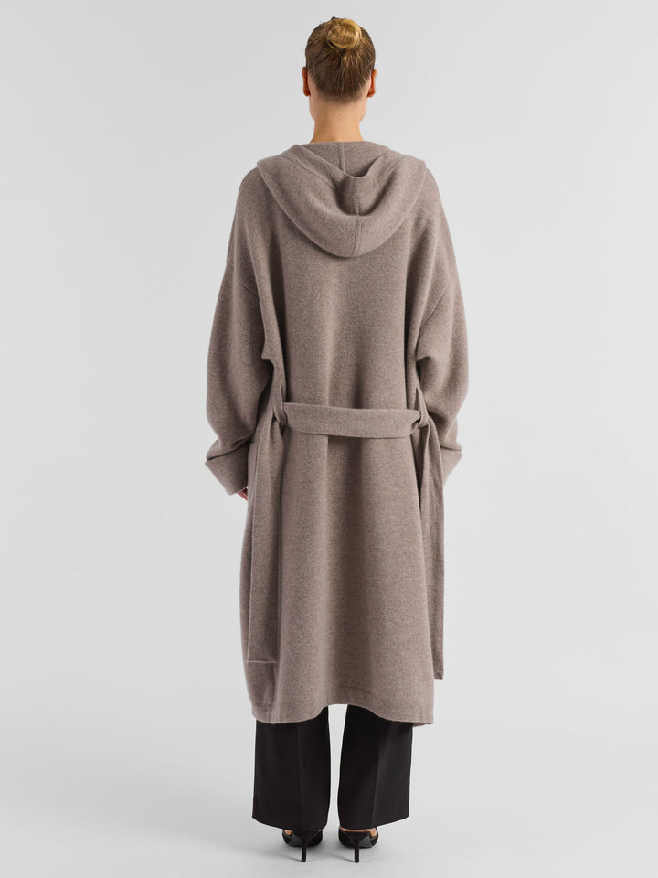 Kashmirkåpen "Nora" i 100% ren kashmir, Norsk design fra Kashmina. Farge: Toast, melert lys brun.