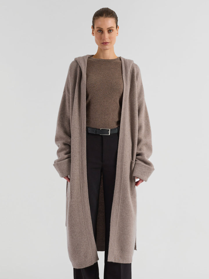 Kashmirkåpen "Nora" i 100% ren kashmir, Norsk design fra Kashmina. Farge: Toast, melert lys brun.