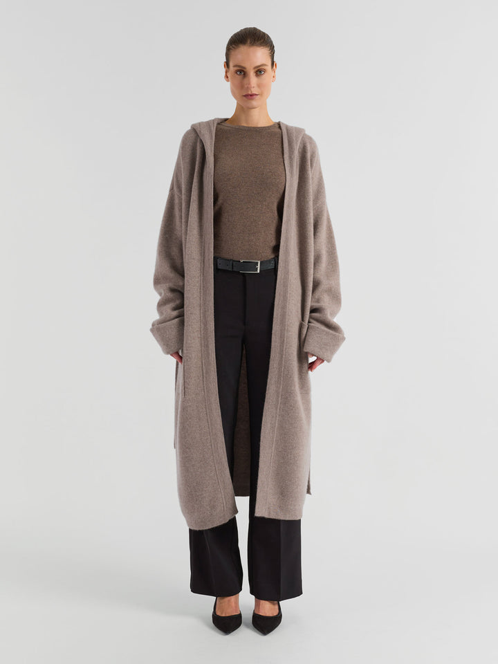 Kashmirkåpen "Nora" i 100% ren kashmir, Norsk design fra Kashmina. Farge: Toast, melert lys brun.