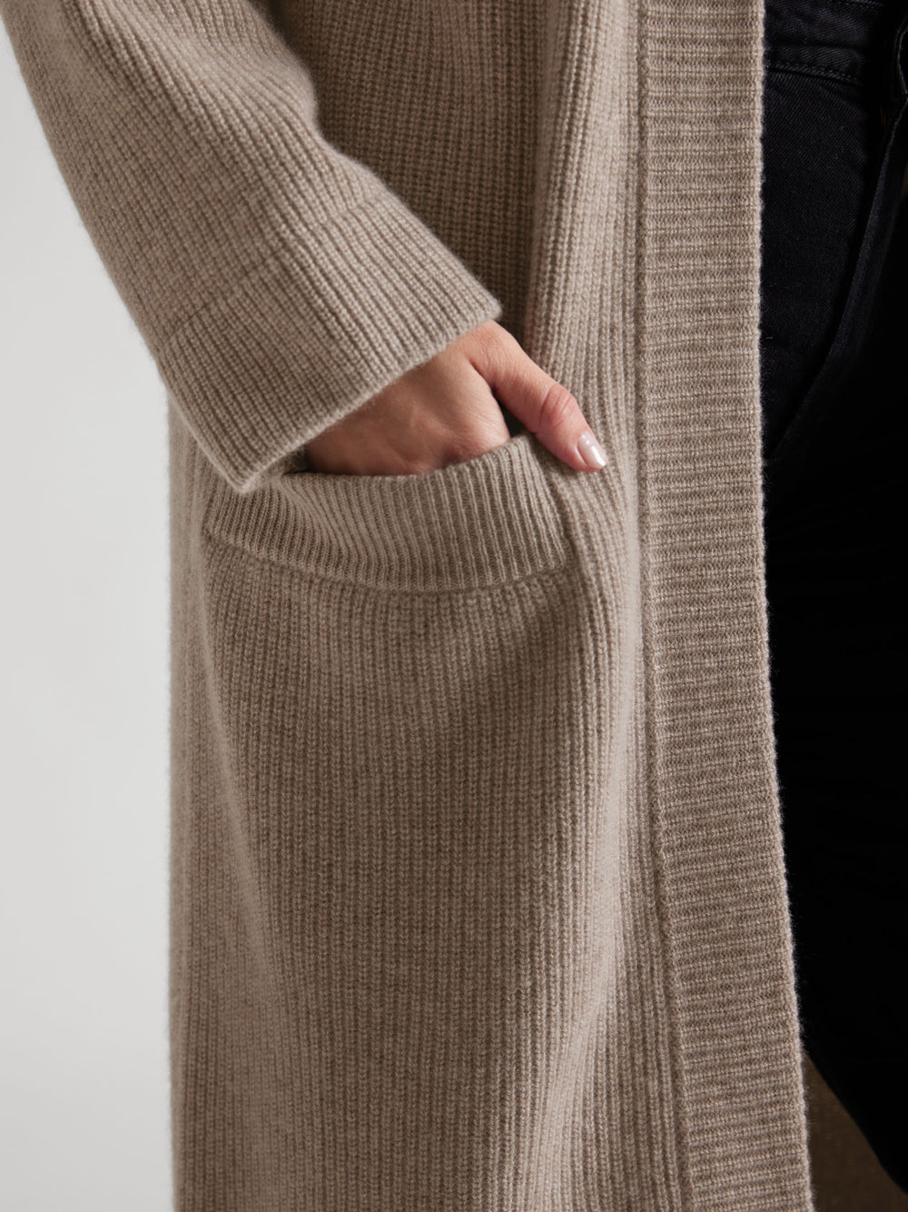 Ribbestrikket lang kashmircardigan "Olea" i fargen Toast. Norsk design i 100% ren kasjmirull. Design fra Kashmina.