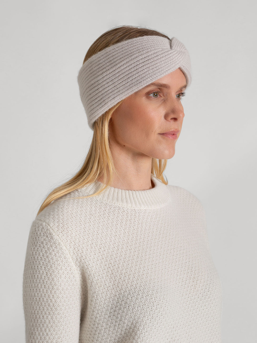 "Freya" et tykt ribbestrikket pannebånd i 100% kashmir. Farge: Cold Creme. Strikket i 5 gauge , dvs tykk og varm strikk. Norsk design fra Kashmina.