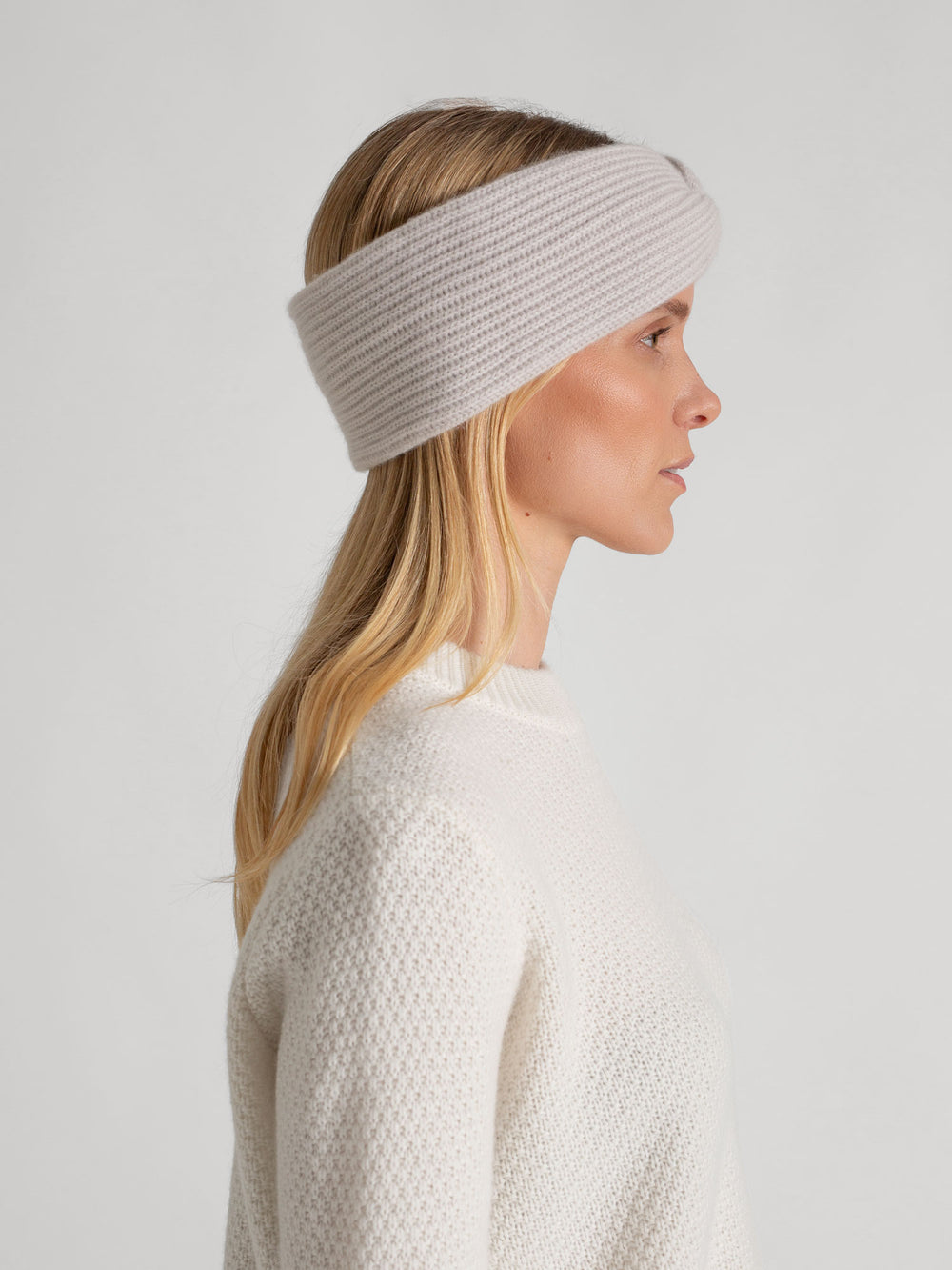 "Freya" et tykt ribbestrikket pannebånd i 100% kashmir. Farge: Cold Creme. Strikket i 5 gauge , dvs tykk og varm strikk. Norsk design fra Kashmina.