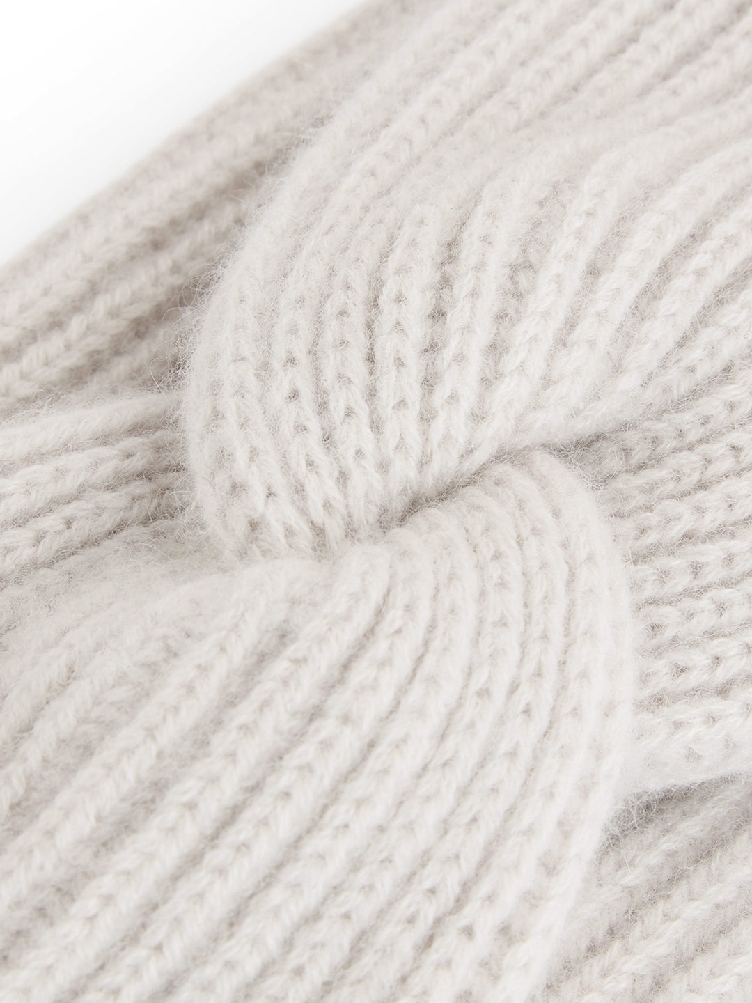 "Freya" et tykt ribbestrikket pannebånd i 100% kashmir. Farge: Cold Creme. Strikket i 5 gauge , dvs tykk og varm strikk. Norsk design fra Kashmina.