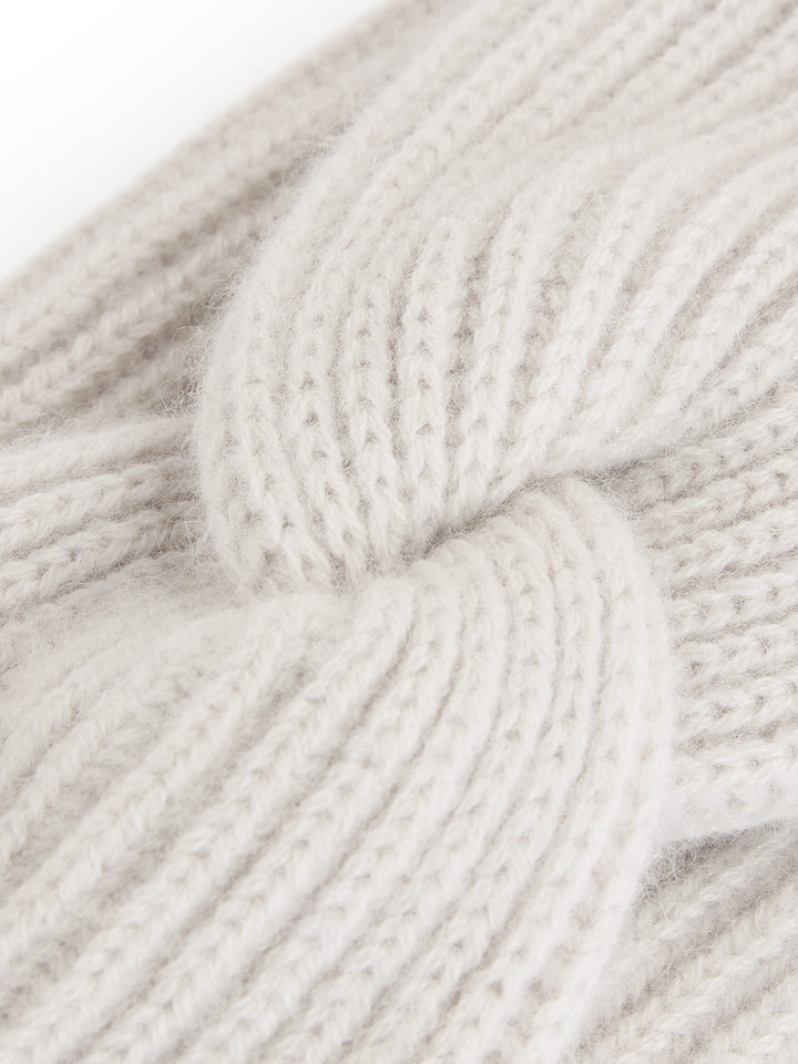 "Freya" et tykt ribbestrikket pannebånd i 100% kashmir. Farge: Cold Creme. Strikket i 5 gauge , dvs tykk og varm strikk. Norsk design fra Kashmina.