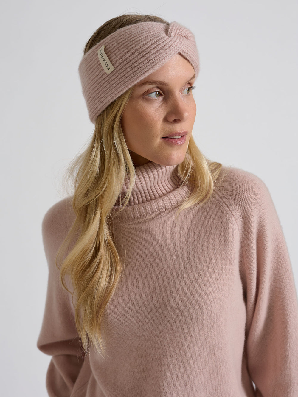 Pannebånd "Freya" i 100% ren kasjmirull. Norsk design fra Kashmina. Farge: Rose Glow.