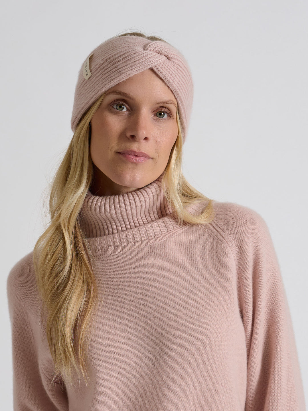 Pannebånd "Freya" i 100% ren kasjmirull. Norsk design fra Kashmina. Farge: Rose Glow.