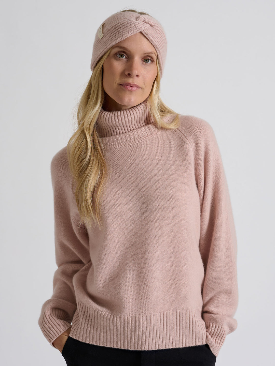 Pannebånd "Freya" i 100% ren kasjmirull. Norsk design fra Kashmina. Farge: Rose Glow.