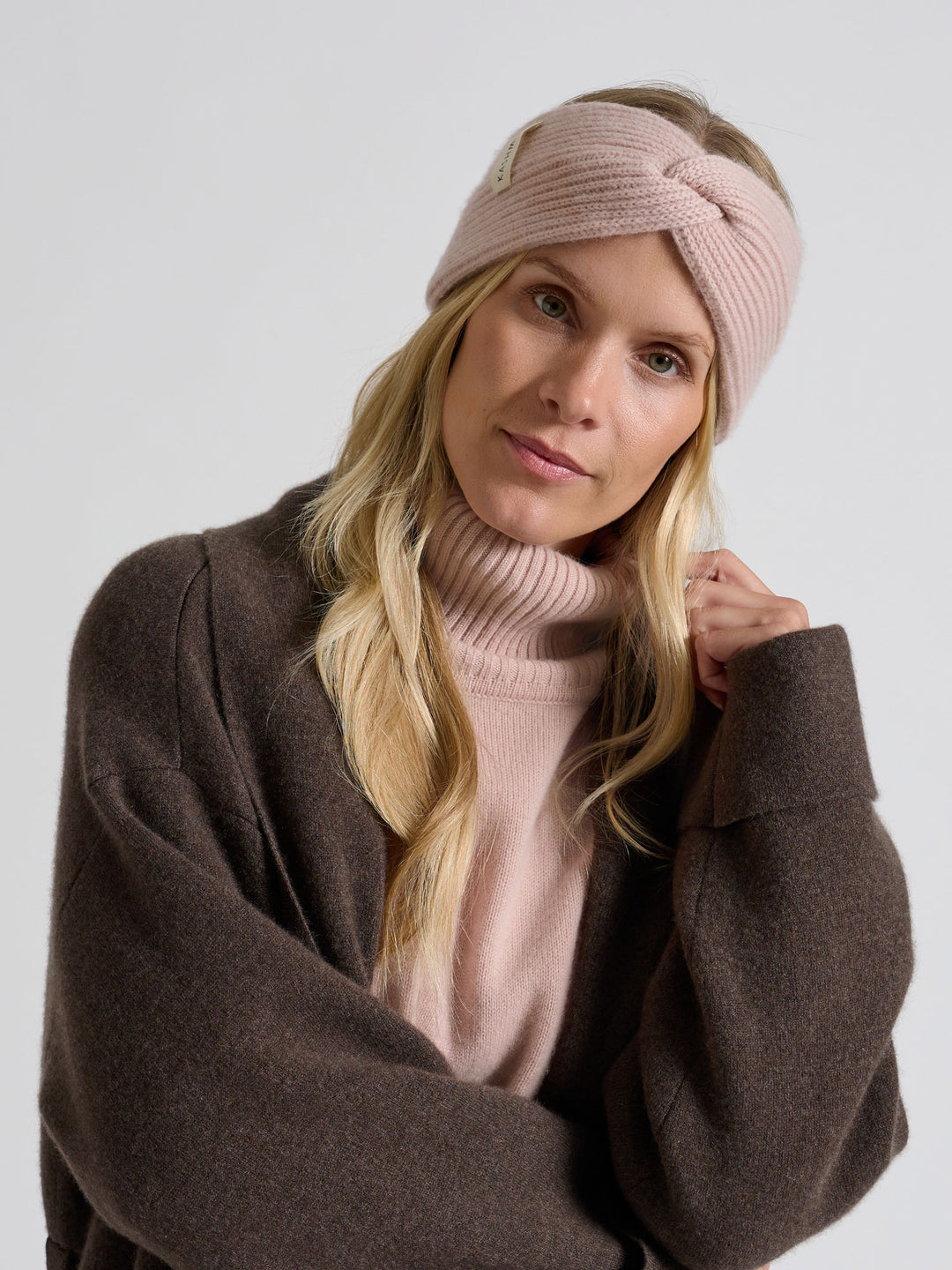 Pannebånd "Freya" i 100% ren kasjmirull. Norsk design fra Kashmina. Farge: Rose Glow.