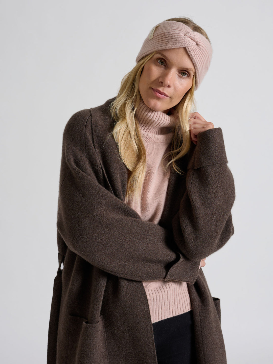 Pannebånd "Freya" i 100% ren kasjmirull. Norsk design fra Kashmina. Farge: Rose Glow.