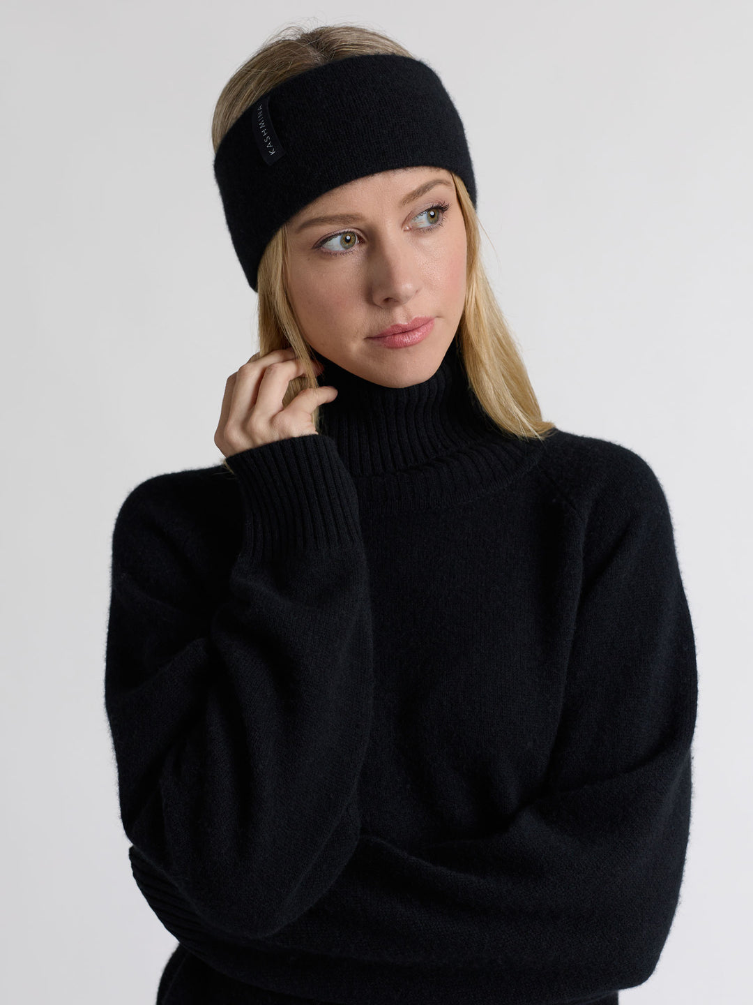 Pannebånd "Tiril" i 100 ren cashmere. Norsk design fra Kashmina. Farge: Sort.