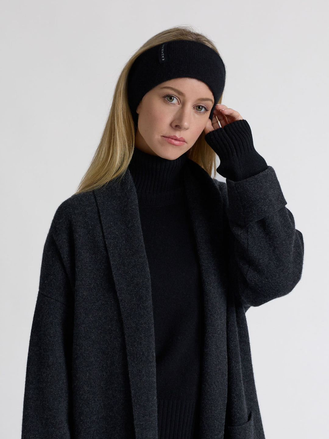 Pannebånd "Tiril" i 100 ren cashmere. Norsk design fra Kashmina. Farge: Sort.