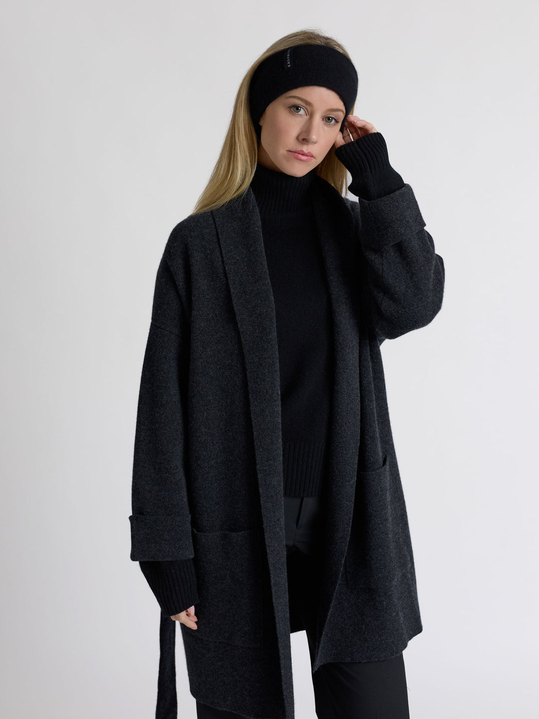 Pannebånd "Tiril" i 100 ren cashmere. Norsk design fra Kashmina. Farge: Sort.