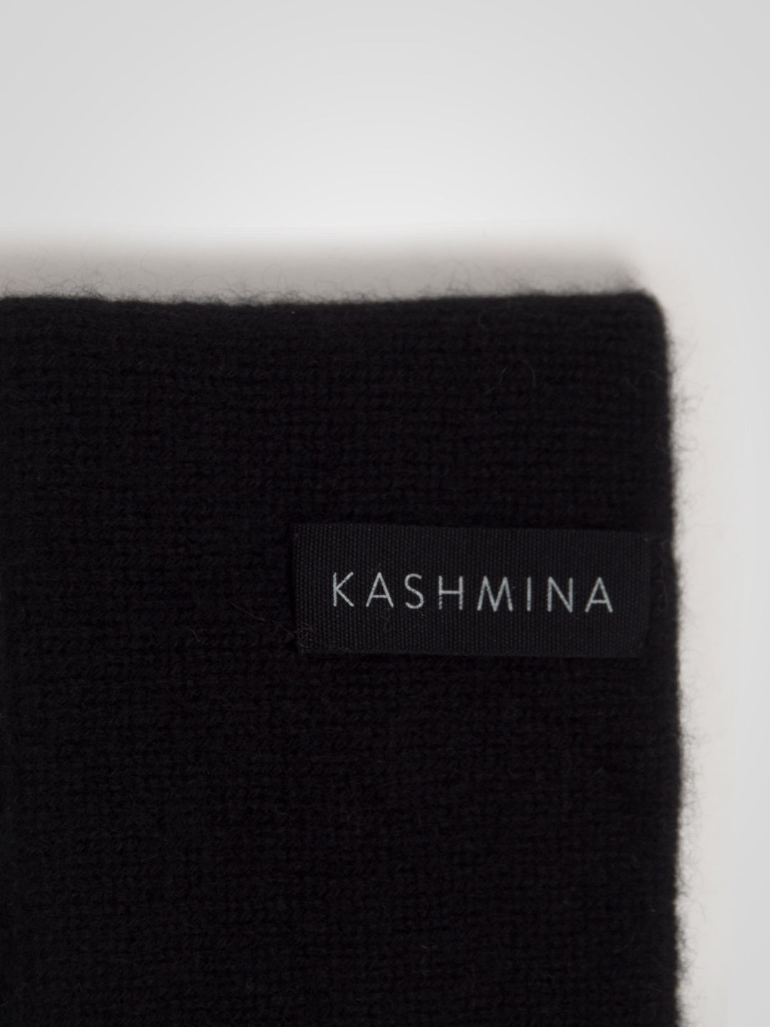 Pannebånd "Tiril" i 100 ren cashmere. Norsk design fra Kashmina. Farge: Sort.