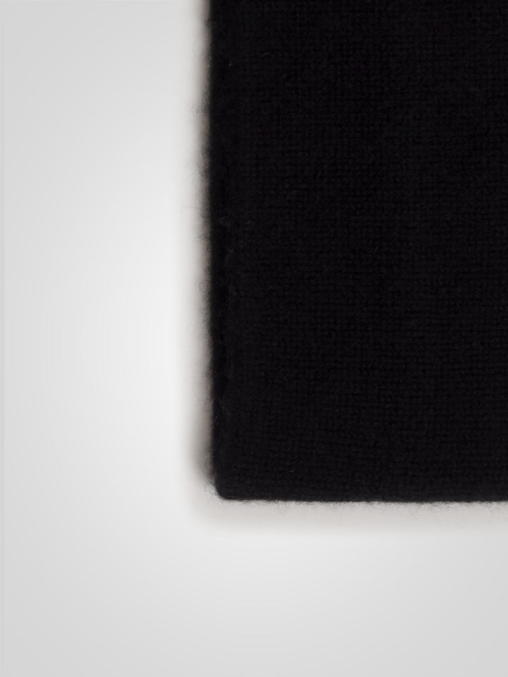 Pannebånd "Tiril" i 100 ren cashmere. Norsk design fra Kashmina. Farge: Sort.