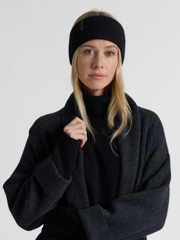Pannebånd "Tiril" i 100 ren cashmere. Norsk design fra Kashmina. Farge: Sort.