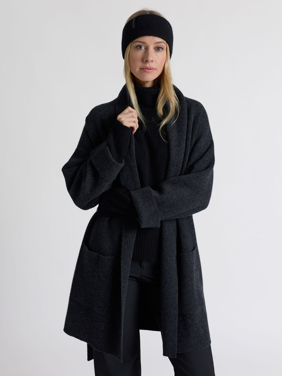 Pannebånd "Tiril" i 100 ren cashmere. Norsk design fra Kashmina. Farge: Sort.
