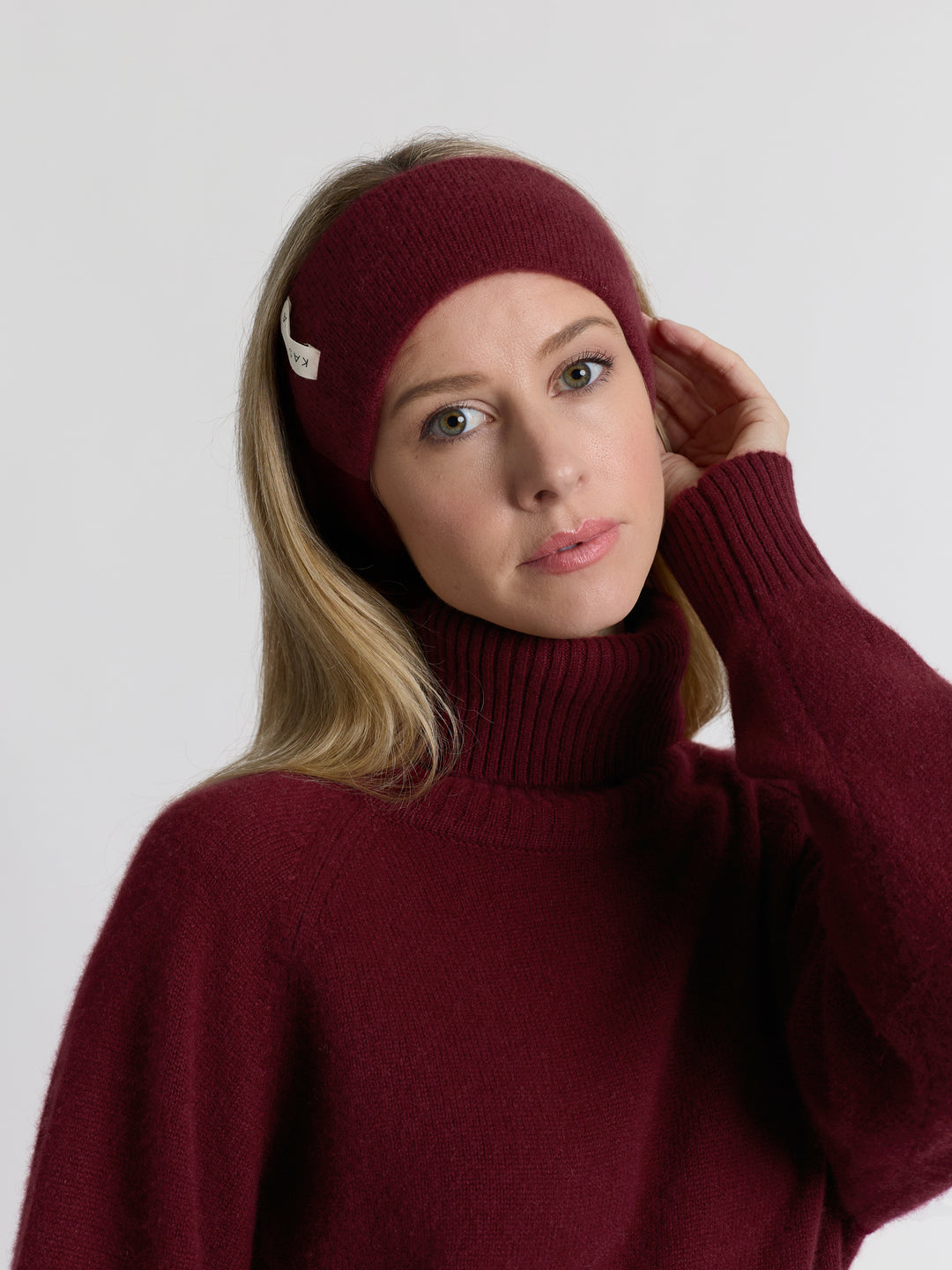 Pannebånd "Tiril" i 100 ren cashmere. Norsk design fra Kashmina. Farge: Bordeaux.