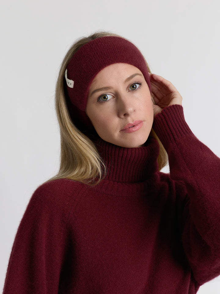 Pannebånd "Tiril" i 100 ren cashmere. Norsk design fra Kashmina. Farge: Bordeaux.