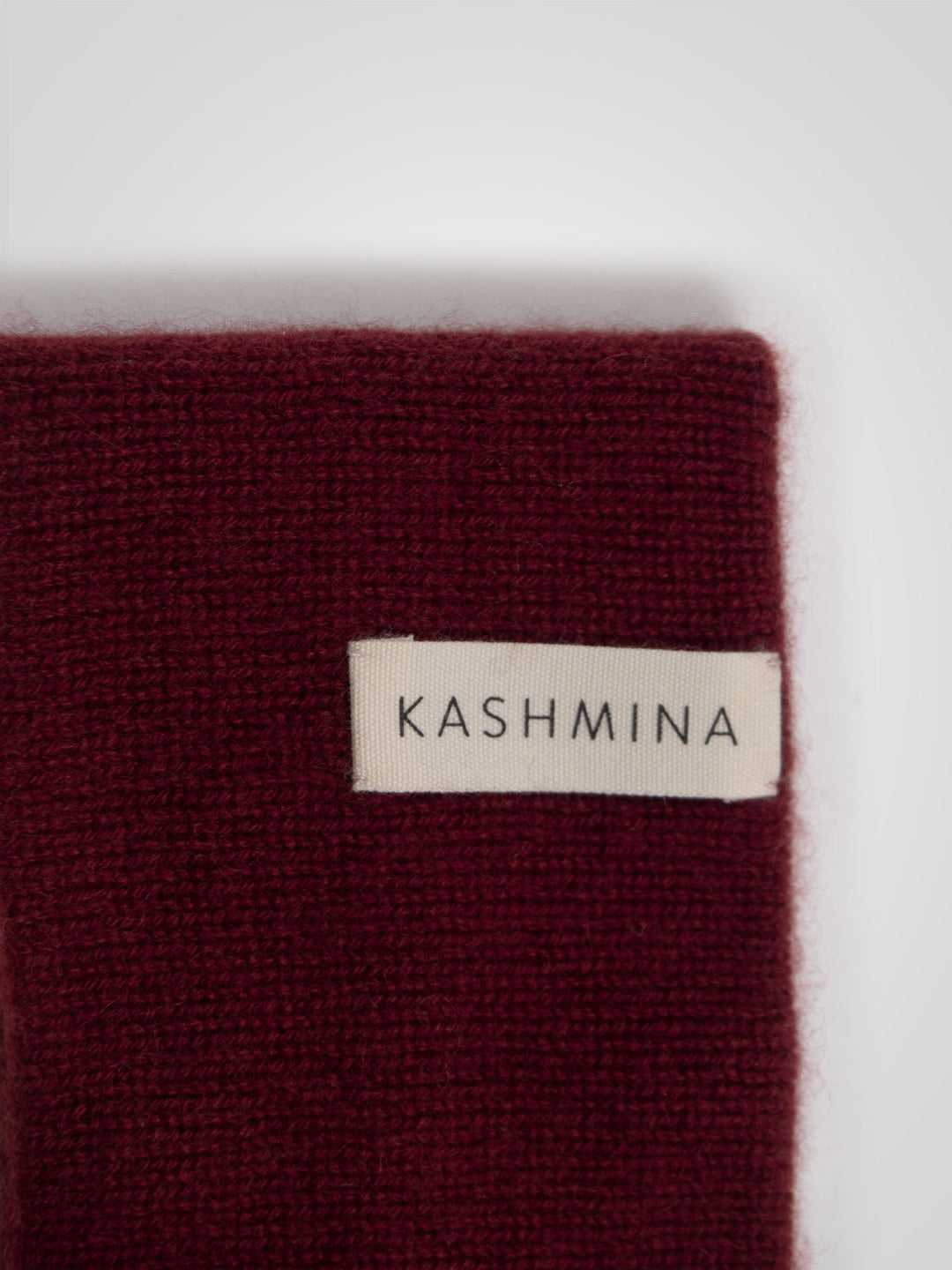 Pannebånd "Tiril" i 100 ren cashmere. Norsk design fra Kashmina. Farge: Bordeaux.