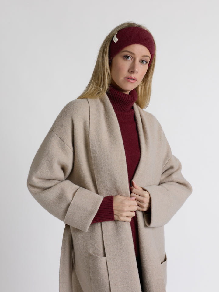 Pannebånd "Tiril" i 100 ren cashmere. Norsk design fra Kashmina. Farge: Bordeaux.