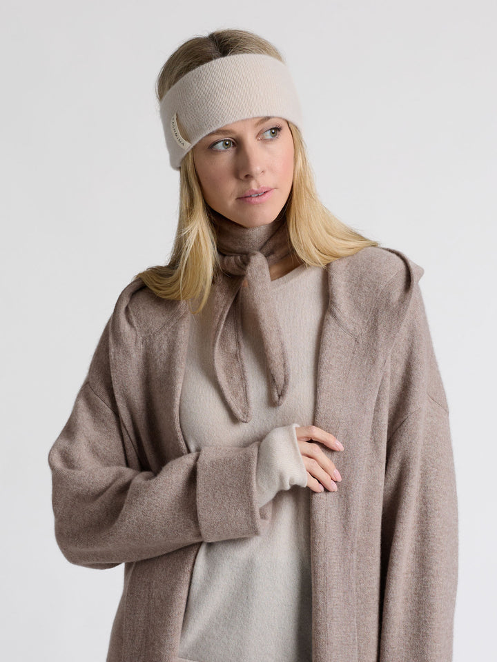 Pannebånd "Tiril" i 100 ren cashmere. Norsk design fra Kashmina. Farge: Cream.
