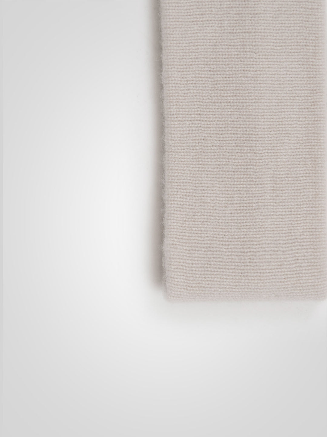 Pannebånd "Tiril" i 100 ren cashmere. Norsk design fra Kashmina. Farge: Cream.