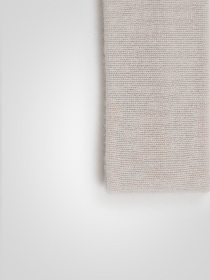 Pannebånd "Tiril" i 100 ren cashmere. Norsk design fra Kashmina. Farge: Cream.