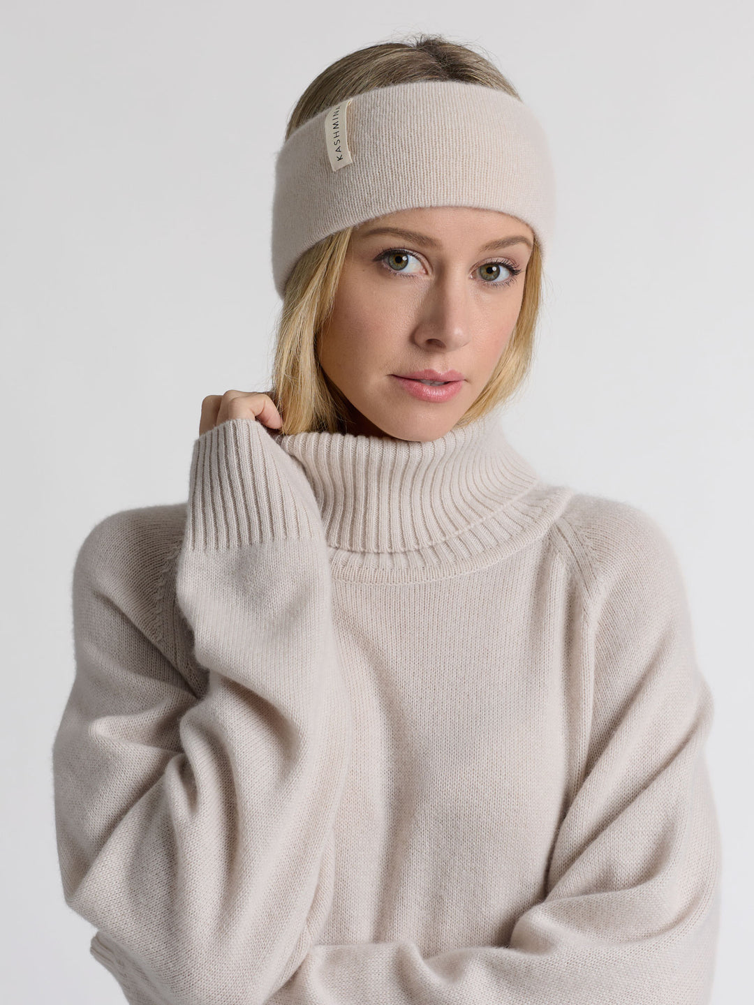 Pannebånd "Tiril" i 100 ren cashmere. Norsk design fra Kashmina. Farge: Cream.