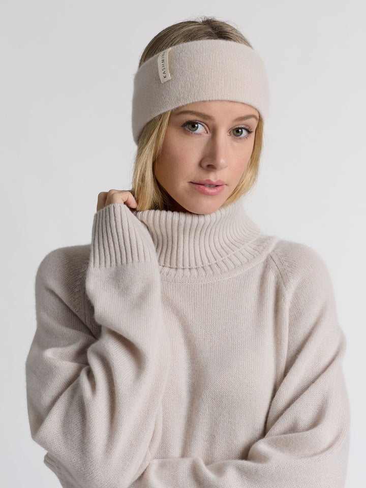 Pannebånd "Tiril" i 100 ren cashmere. Norsk design fra Kashmina. Farge: Cream.