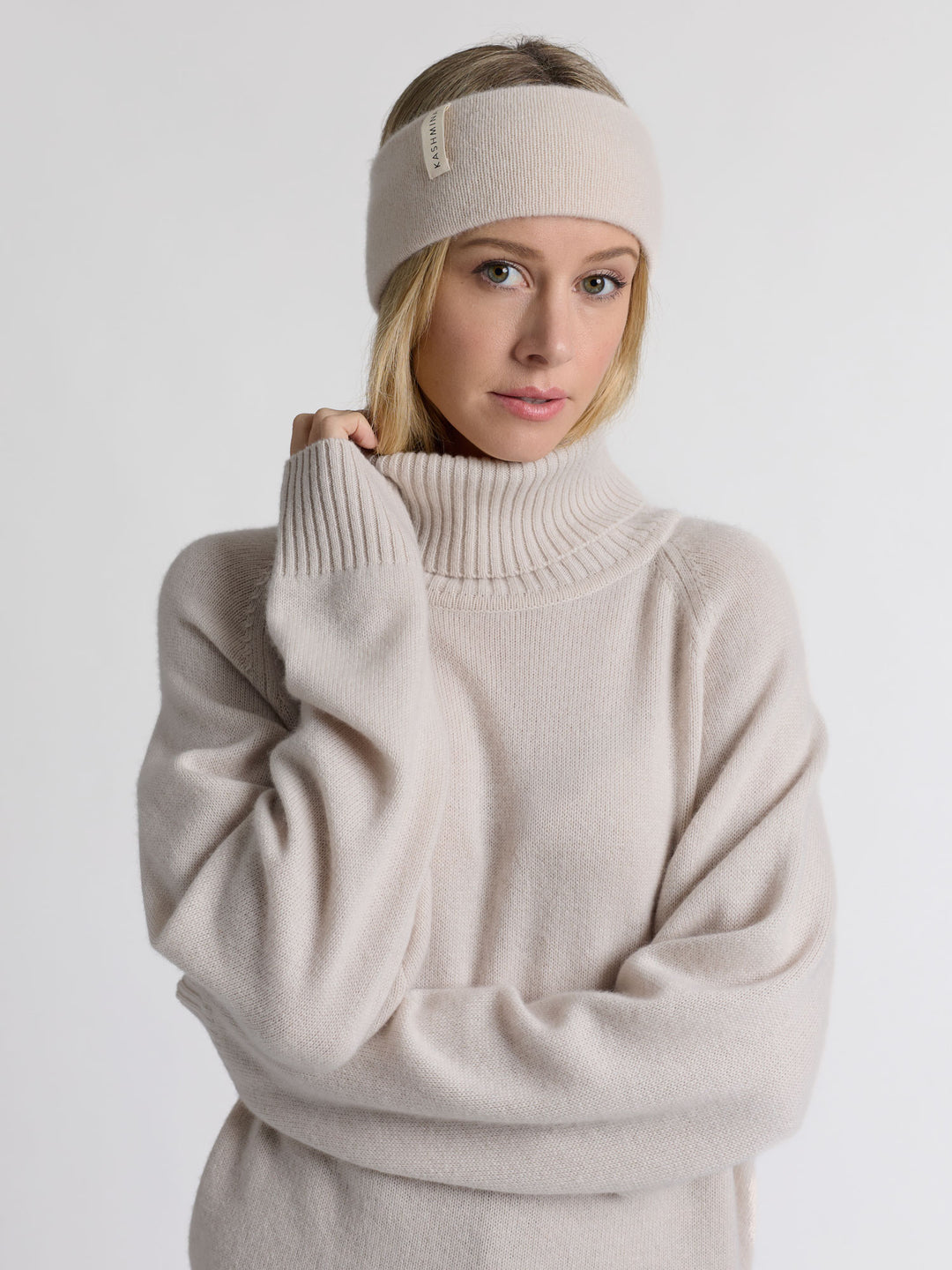 Pannebånd "Tiril" i 100 ren cashmere. Norsk design fra Kashmina. Farge: Cream.