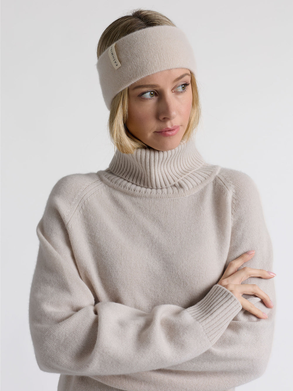 Pannebånd "Tiril" i 100 ren cashmere. Norsk design fra Kashmina. Farge: Cream.