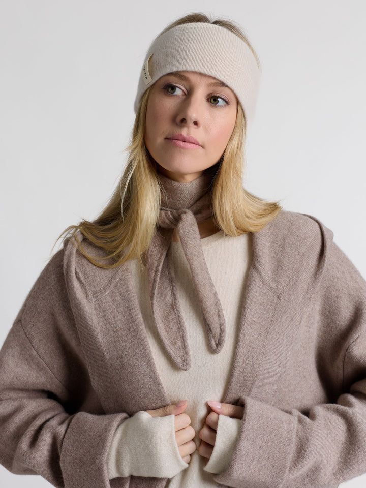 Pannebånd "Tiril" i 100 ren cashmere. Norsk design fra Kashmina. Farge: Cream.