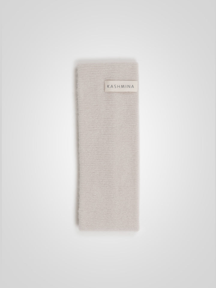 Pannebånd "Tiril" i 100 ren cashmere. Norsk design fra Kashmina. Farge: Cream.