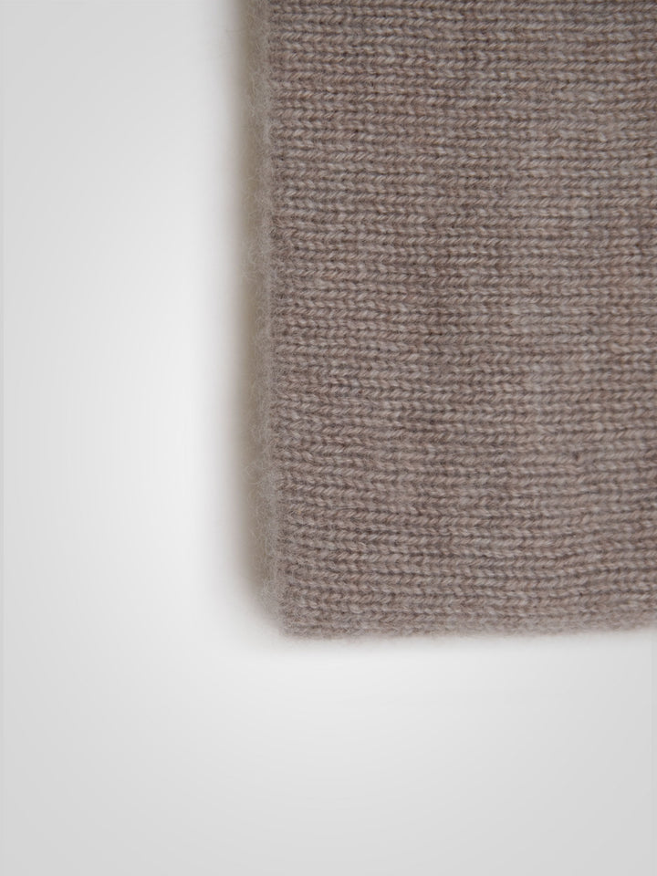 Pannebånd "Tiril" i 100 ren cashmere. Norsk design fra Kashmina. Farge: Toast.