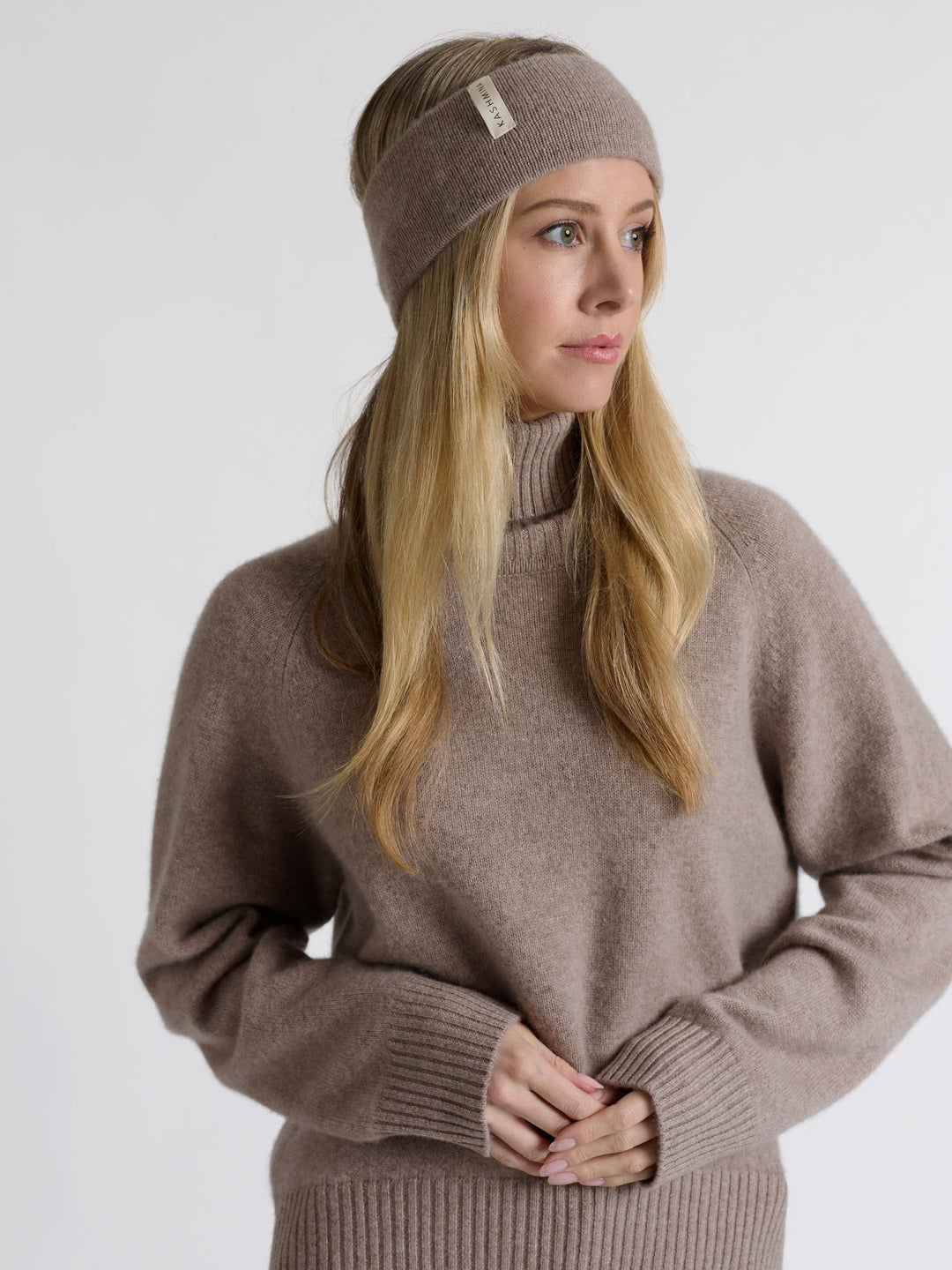 Pannebånd "Tiril" i 100 ren cashmere. Norsk design fra Kashmina. Farge: Toast.