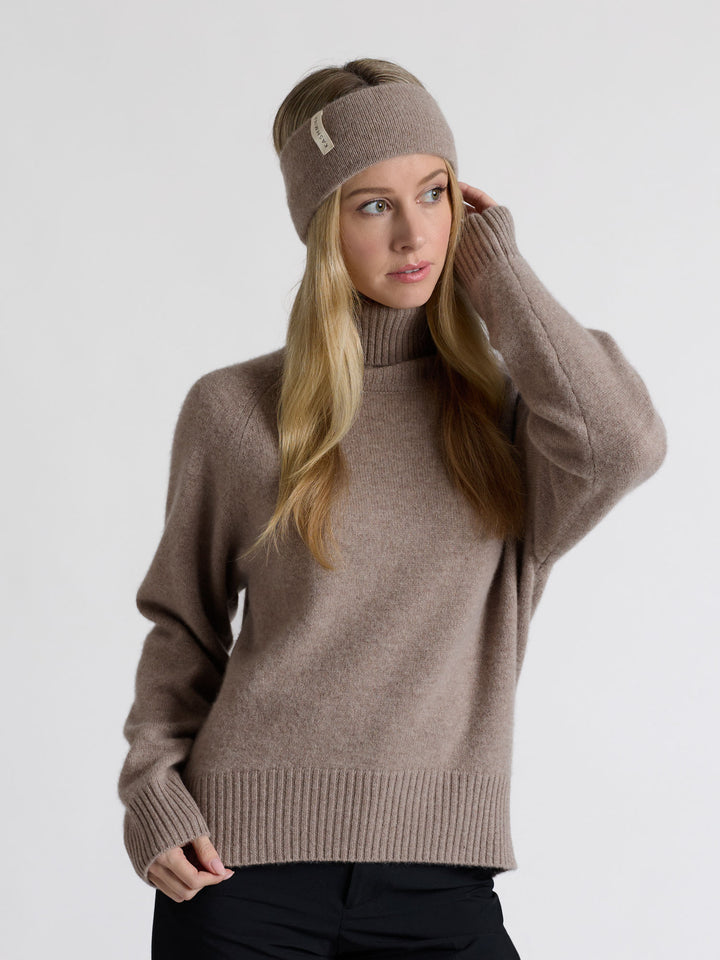 Pannebånd "Tiril" i 100 ren cashmere. Norsk design fra Kashmina. Farge: Toast.