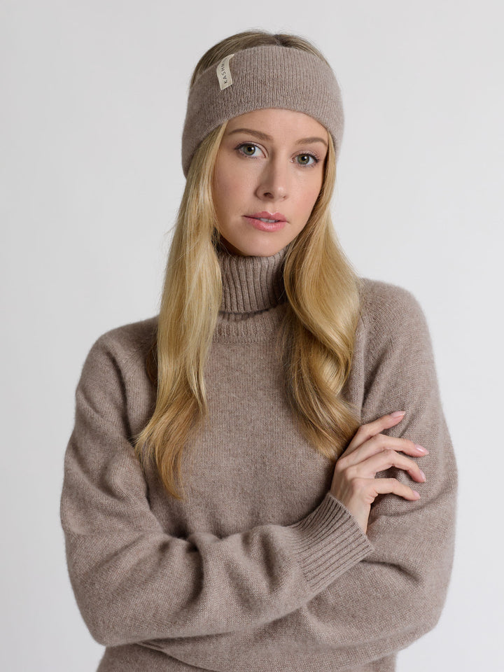Pannebånd "Tiril" i 100 ren cashmere. Norsk design fra Kashmina. Farge: Toast.