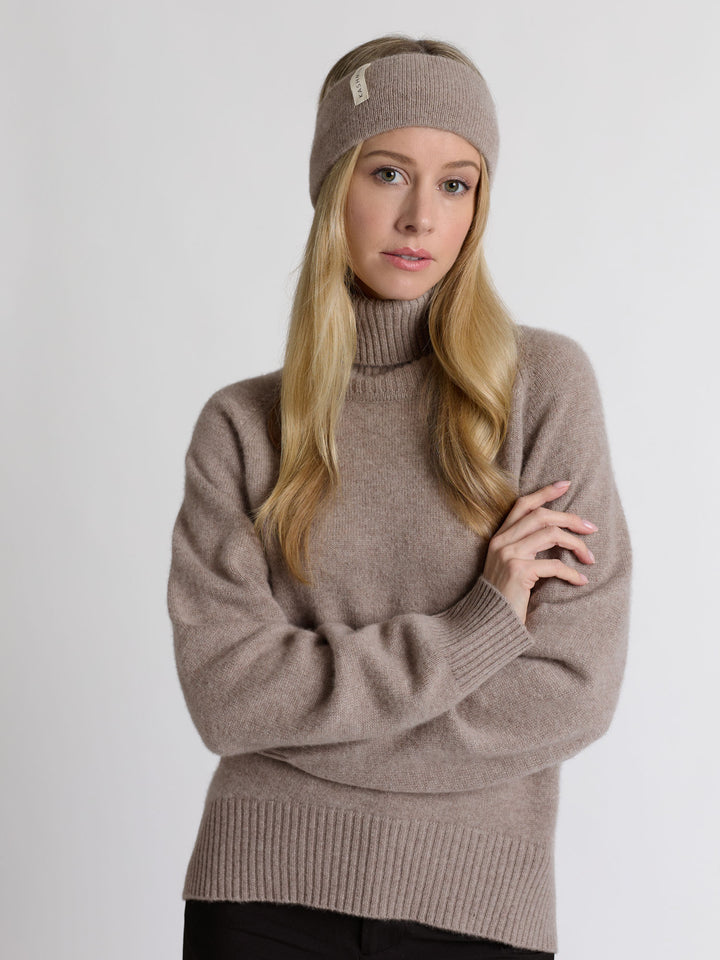 Pannebånd "Tiril" i 100 ren cashmere. Norsk design fra Kashmina. Farge: Toast.