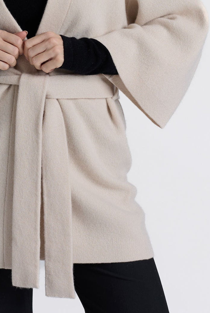 Kashmirjakke "Vera" i 100% ren cashmere. Norsk design fra Kashmina. Farge: Cream.