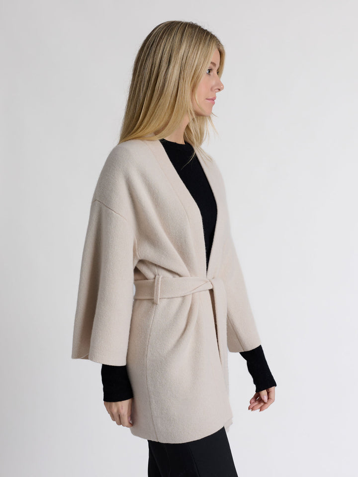Kashmirjakke "Vera" i 100% ren cashmere. Norsk design fra Kashmina. Farge: Cream.